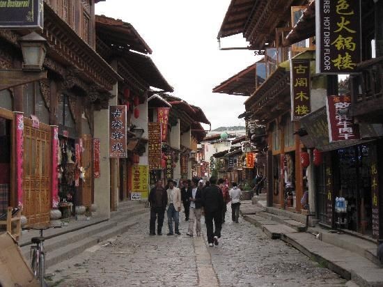 shangri-la-old-town-walking